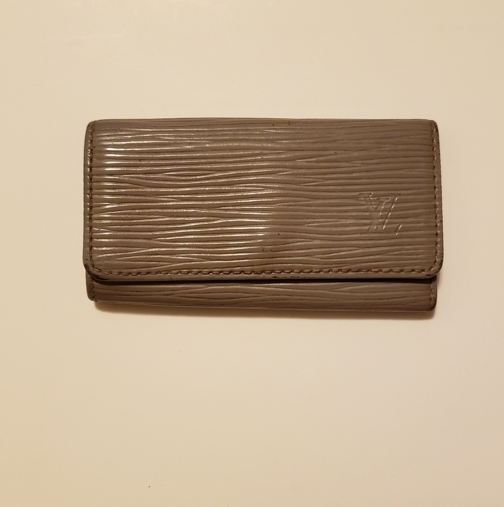 Authentic  Louis Vuitton   Epi Keycase Lilac Gray